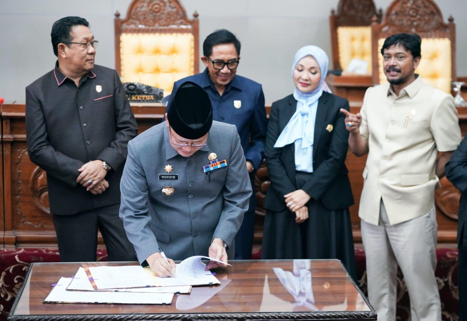 Tandatangani KUAPPS APBD 2024 Gubernur Bengkulu, Rohidin Mersyah disaksikan Ketua DPRD Provinsi Bengkulu, Isnan Fajri dan tiga wakil ketua menandatangani kesepakatan bersama KUAPPS APDB 2025, di Bengkulu, Senin 5 Agustus 2024.(Foto-Humas Pemprov Bengkulu)