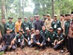 Gubernur Bengkulu, Rohidin Mersyah dan Wabup Kepahiang, Zurdi Nata foto bersama usai meresmikan wisata alam Bukit Jupi di Desa Tebat Monok, Kecamatan Kepahiang, Senin 5 Agustus 2024.(Foto-Humas Pemprov Bengkulu)