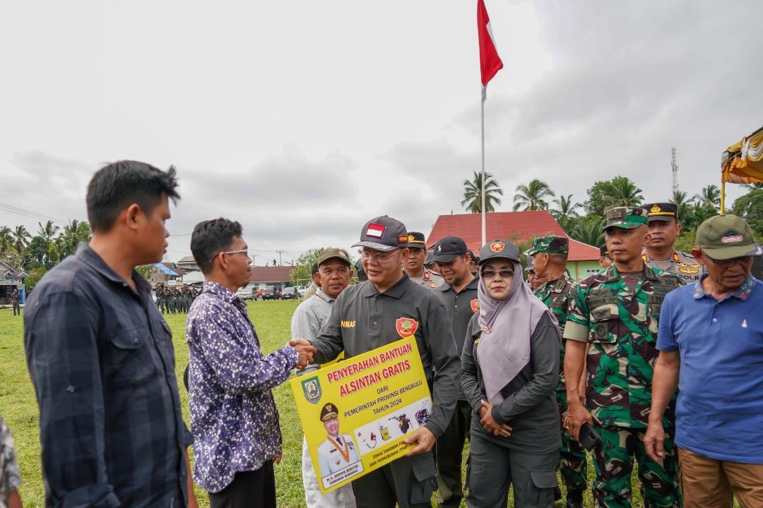Gubernur Bengkulu menyerahkan bantuan Alsitan secara simbolis kepada salah satu kelompok tani dii Kecamatan Ipuh, Kabupaten Mukomuko, Selasa 17 September 2024.(Foto-Humas Pemprov Bengkulu)