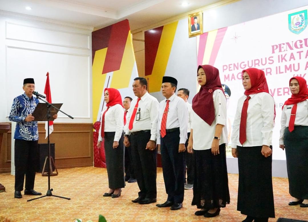 Sekda Bengkulu Isnan Fajri melantik Pengurus IKAMIAP Unib masa bakti 2024-2029 di Balai Raya Semarak Bengkulu.(Foto-Humas Pemprov Bengkulu)