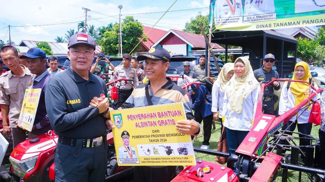 Dua kelompok tani di Bengkulu Tengah dan Kota Bengkulu terima bantuan Alsintan dari Gubernur Bengkulu Rohidin Mersyah, Kamis 18 September 2024.(Foto-Humas Pemprov Bengkulu)