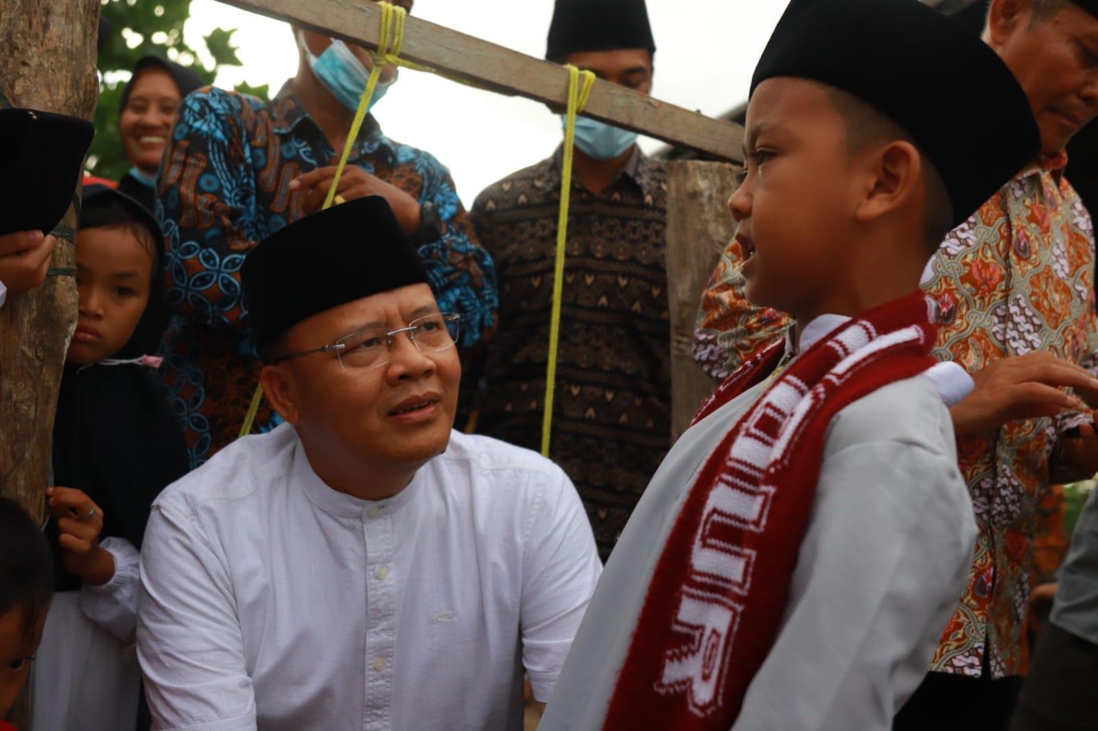 Hapal Alquran Gubernur Bengkulu, Rohidin Mersyah dialog dengan seorang anak penghapal Al'quran, Kamis 18 September 2024.(Foto-Humas Pemprov Bengkulu)