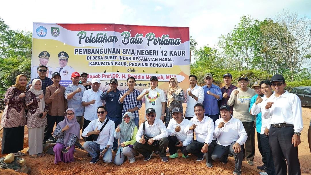 Gubernur Bengkulu, Rohidin foto bersama usai melakukan pelatikan batu pertama pembangunan SMAN 12 Kaur, di Desa Bukit Indah, Kecamatan Nasal, Sabtu 21 September 2024.(Foto-Humas Pemprov Bengkulu)