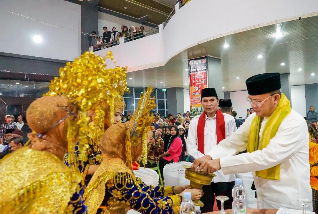 Gubernur Bengkulu Rohidin Mersyah ketika menghadiri HUT ke-57 IKM Rejang Lebong, Minggu 22 September 2024.(Foto-Humas Pemprov Bengkulu)