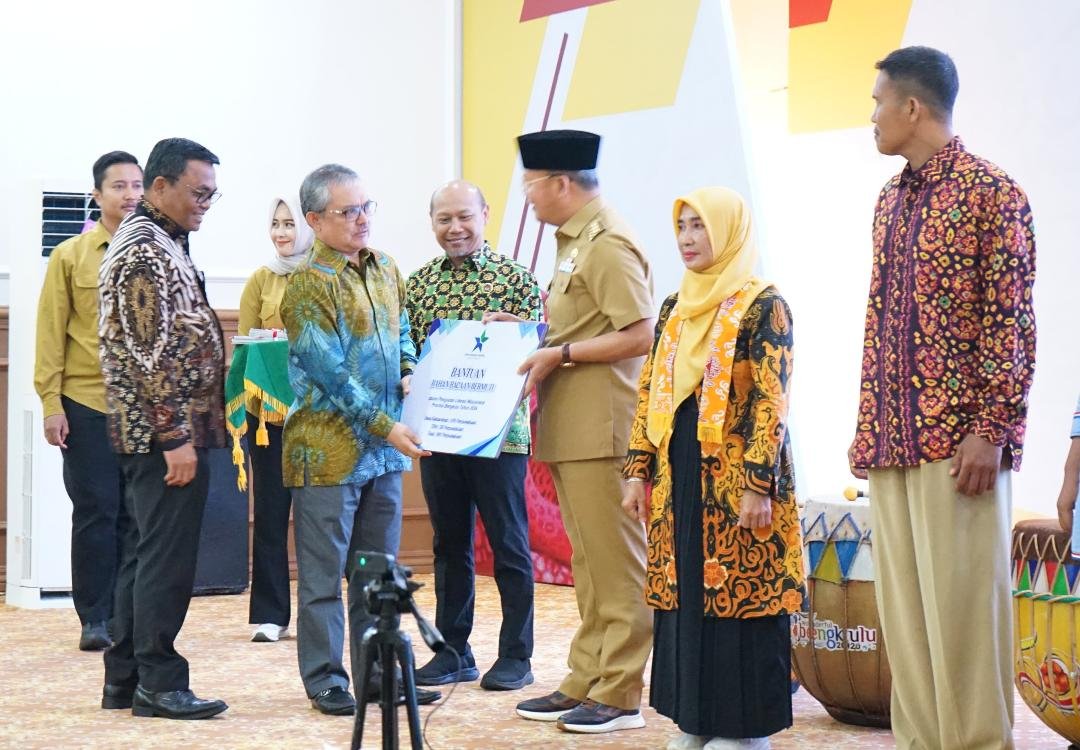Gubernur Bengkulu, Rohidin Mersyah bersama pejabat Kemenko PMK saat membuka acara Karya Revolusi Mental, di Balai Semarak Bengkulu, Senin 23 September 2024.(Foto-Humas Pemproc Bengkulu)