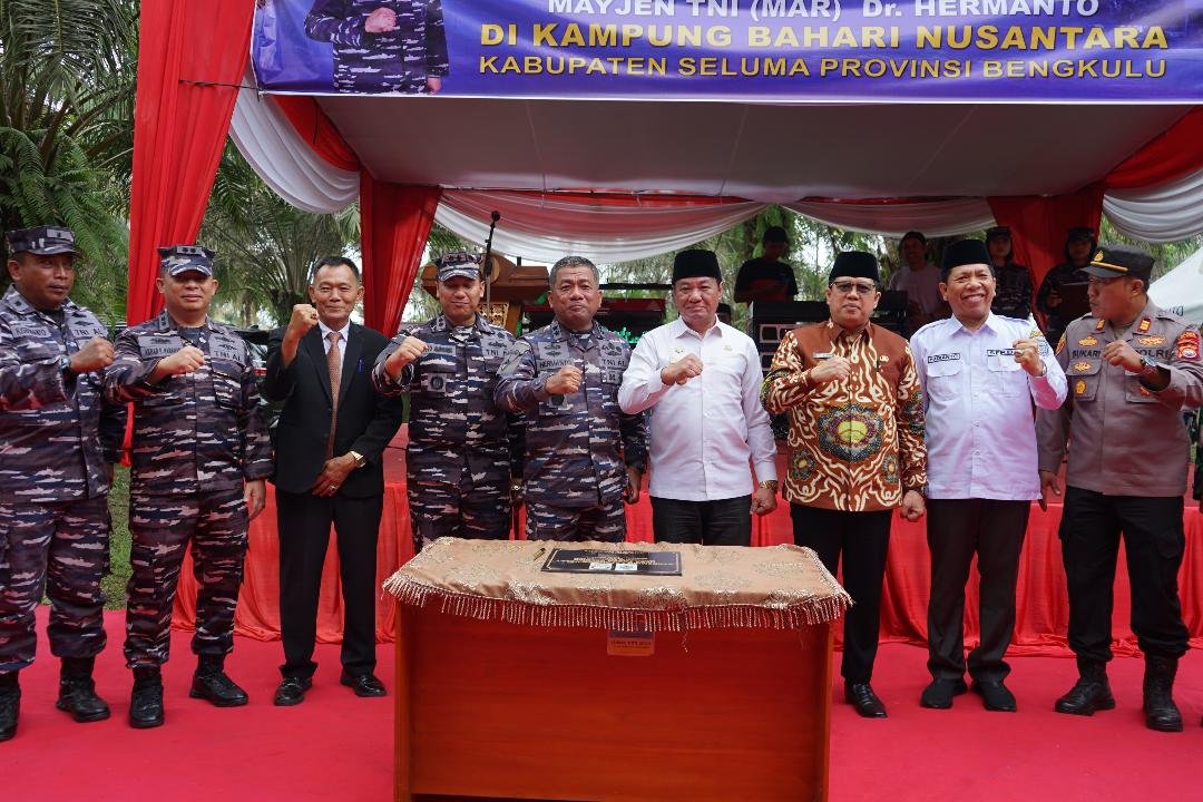 Pjs Gubernur Bengkulu, Rosjonsyah dan Pjs Bupati Seluma, Meri Sasdi Jantan foto bersama pejabat TNI Jendral TNI (Mar) Hermantp ketika berkunjung ke Kabupaten Seluma, Selasa 25 September 2024.(Foto-Humas Pemprov Bengkulu)