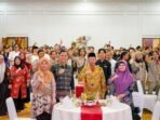Kejuaraan Panjat Tebing STIA Asisten III Pemprov Bengkulu, Nandar Munadi dan Ketua STIA Bengkulu, Gustini foto bersama acara pembukaan Panjat Tebing Nasional Vol-VIII di Balai Raya Semarak, Bengkulu, Kamis 26 September 2024.(Foto-Humas Pemprov Bengkulu)