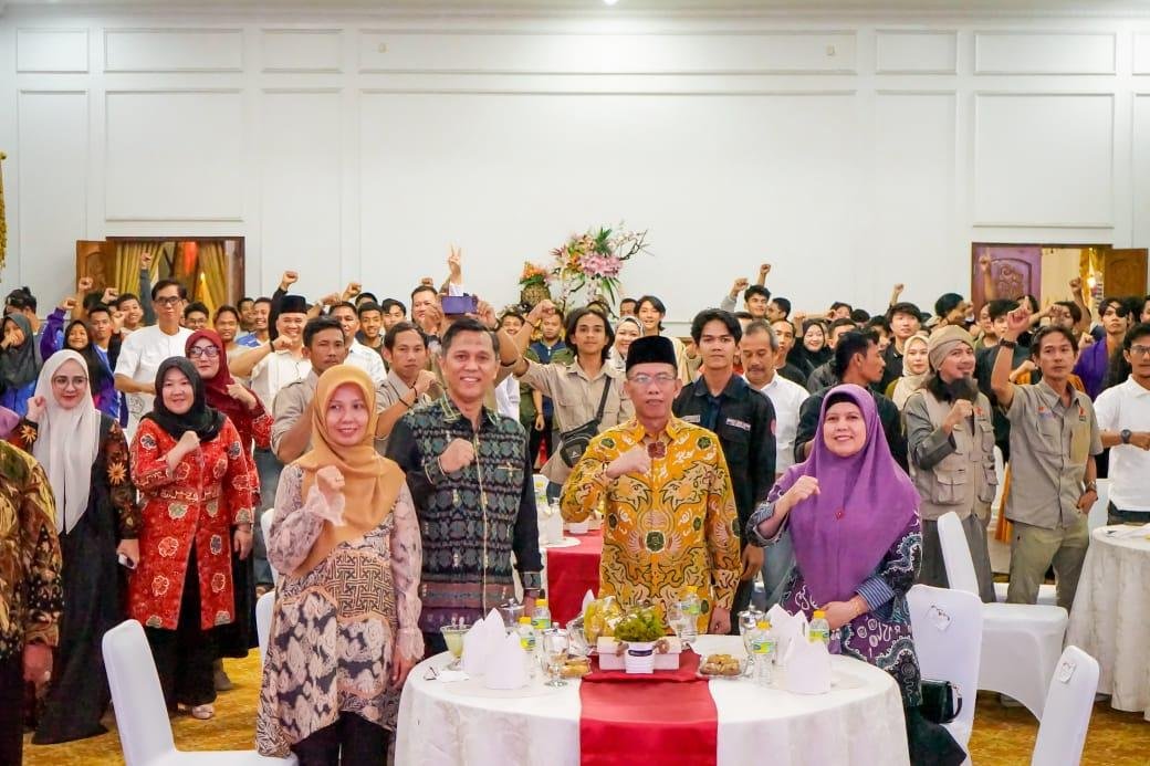 Kejuaraan Panjat Tebing STIA Asisten III Pemprov Bengkulu, Nandar Munadi dan Ketua STIA Bengkulu, Gustini foto bersama acara pembukaan Panjat Tebing Nasional Vol-VIII di Balai Raya Semarak, Bengkulu, Kamis 26 September 2024.(Foto-Humas Pemprov Bengkulu)