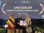 Dinas Kominfotik Bengkulu berhasil mendapat menghargaan Anindhita Wistara Data terbaik stastik sektrol tingkat sumatera dan tujuh besar nasional. Hadiah diserahkan di Jakarta pada Kamis 26 September 2024.(Foto-Humas Pemprov Bengkulu)