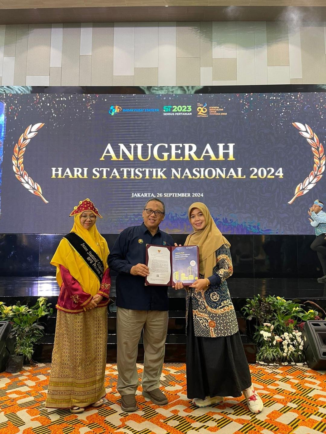 Dinas Kominfotik Bengkulu berhasil mendapat menghargaan Anindhita Wistara Data terbaik stastik sektrol tingkat sumatera dan tujuh besar nasional. Hadiah diserahkan di Jakarta pada Kamis 26 September 2024.(Foto-Humas Pemprov Bengkulu)