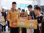 Sekda Bengkulu, Isnan Fajri menyerahkan bantuan kepada sejumlah penyadang disabilitas pada acara edukasi dan literasi jasa keuangan di Bengkulu, Kamis 26 September 2024.(Foto-Humas Pemprov Bengkulu)