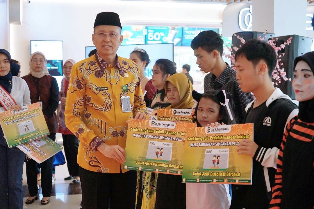Sekda Bengkulu, Isnan Fajri menyerahkan bantuan kepada sejumlah penyadang disabilitas pada acara edukasi dan literasi jasa keuangan di Bengkulu, Kamis 26 September 2024.(Foto-Humas Pemprov Bengkulu)