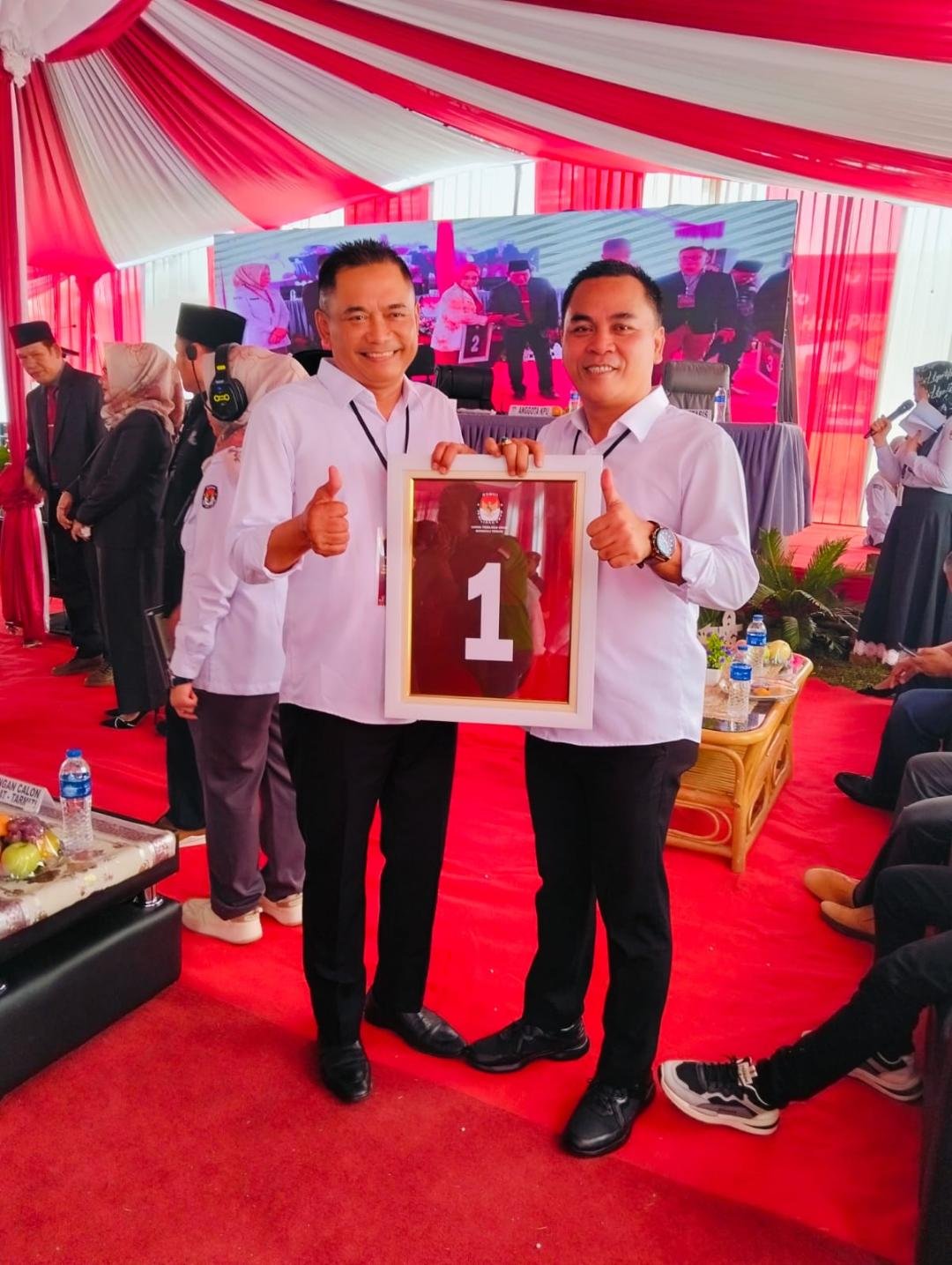 Hasil pengudian KPU Bengkulu Tengah, Paslon Bupati dan Wakil Bupati Benteng, Rachmat Riyanto mendapat nomor 1 (satu) sebagai peserta Pilkada setempat, Senin 23 September 2024.(Foto-Istimewa)