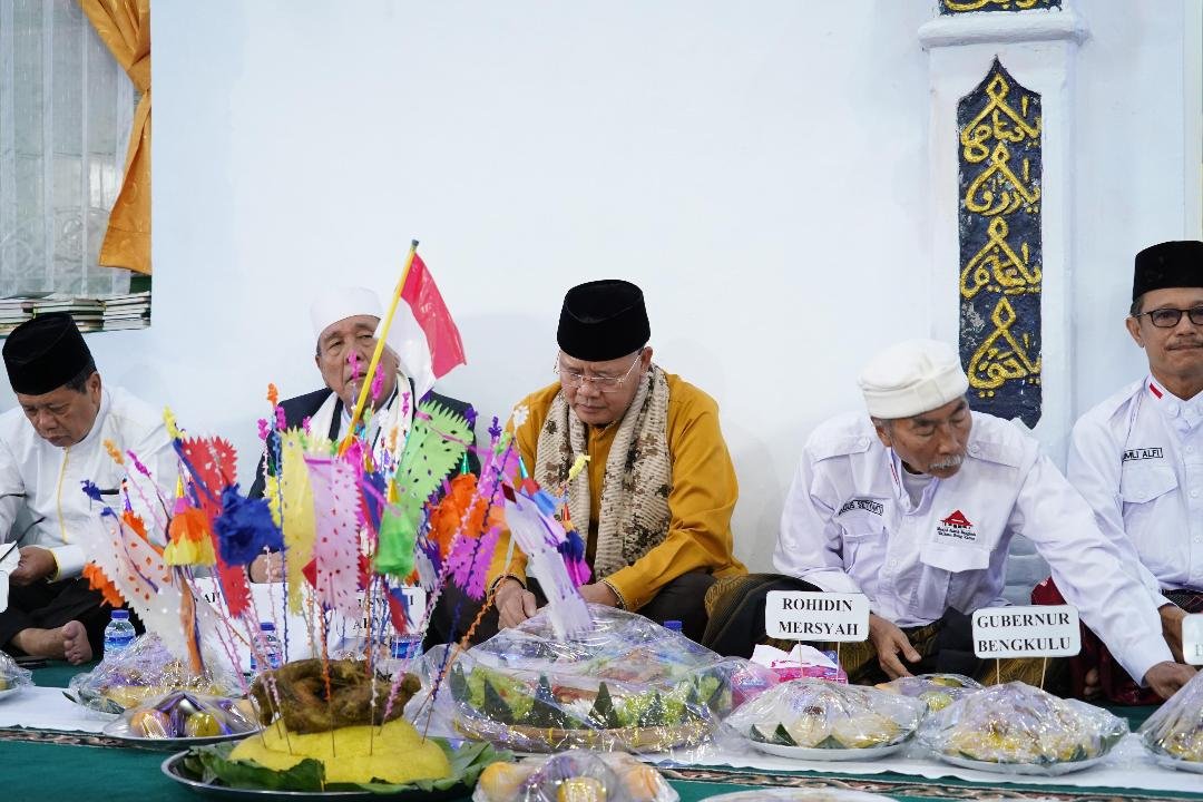 Gubernur Bengkulu Rohidin Mersyah hadiri acara peringatan Maulid Nabi Muhammad SAW 1446 Hijriyah di Masjid Raya Baitul Izzah Bengkulu, Senin 16 September 2024.(Foto-Humas Pemprov Bengkulu)