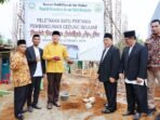Gubernur Bengkulu Rohidin Mersyah lakukan peletakan batu pertama pembangunan gedung di Ponpes An Nur Bengkulu, Senin 16 September 2024.(Foto-Humas Pemprov Bengkulu)