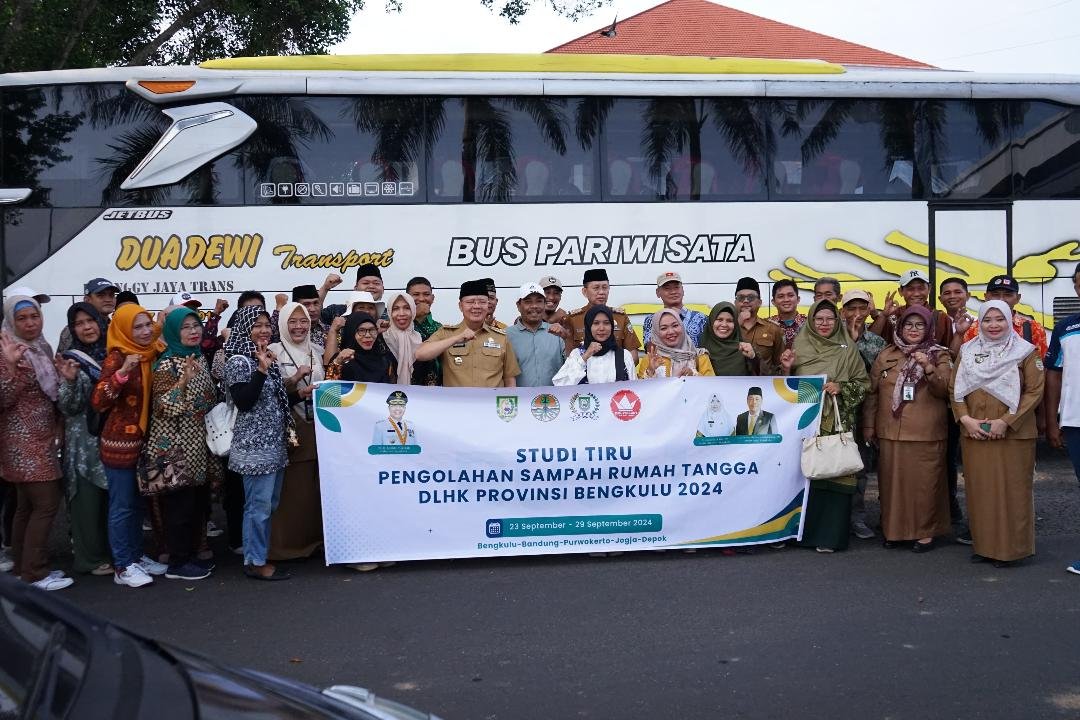 Sebanyak 33 peserta berasal dari Dinas LHK Bengkulu mengikuti studi banding pengeloan sampah ke beberapa kota di Pulau Jawa, Senin 23 September 2024.(Foto-Humas Pemprov Bengkulu)