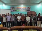 Kabid Jasa Kontruksi Dinas PUPR Bengkulu Tengah, Jasni Sijabat foto bersama nara sumber dan peserta sosialisasi peningkatan SDM tenaga terampil jasa konstruksi.(Foto Harapanbaru news.com-Usmin)