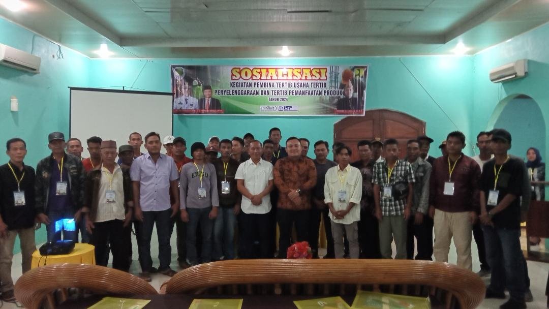Diinas PUPR Benteng Kabid Jasa Kontruksi Dinas PUPR Bengkulu Tengah, Jasni Sijabat foto bersama nara sumber dan peserta sosialisasi peningkatan SDM tenaga terampil jasa konstruksi.(Foto Harapanbaru news.com-Usmin)