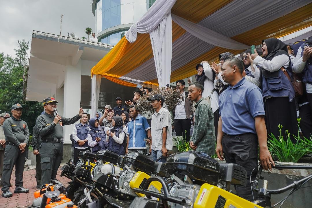 Alsintan III Dinas TPHP Gubernur Bengkulu Rohidin Mersyah serahkan menyerahkan bantuan Alsintan di Kabupaten Kepahiang dan Rejang Lebong, Rabu 11 September 2024. (Foto-Humas Pemprov Bengkulu)