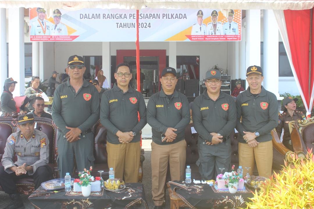 Dalam rangka persiapan pelaksanaan Pilkada 2024, Satlinmas menggelar Apel Siaga Pengamangan Pilkada di Bengkulu dipimpin Asisten III Pemprov Bengkulu, Nandar Munadi, Selasa 3 September 2024.(Foto-Humas Pemprov Bengkulu)