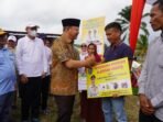Bantuan Alsintan di Bengkulu Selatan Gubernur Bengkulu Rohidin Mersyah didampingi Sekda Bengkulu, Isnan Fajri dan Kepala Dinkes Bengkulu, Redhwan Arief menyerahkan bantuan bantuan Alsintan kepada salah satu kelompok tani di Kecamatan Kedurang, Sabtu 31 Agustus 2024.(Foto-Humas Pemprov Bengkulu)