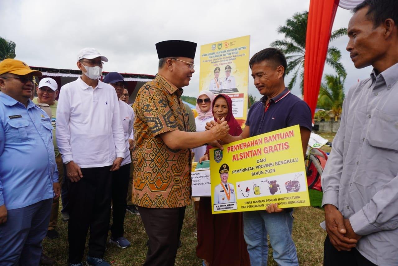 Bantuan Alsintan di Bengkulu Selatan Gubernur Bengkulu Rohidin Mersyah didampingi Sekda Bengkulu, Isnan Fajri dan Kepala Dinkes Bengkulu, Redhwan Arief menyerahkan bantuan bantuan Alsintan kepada salah satu kelompok tani di Kecamatan Kedurang, Sabtu 31 Agustus 2024.(Foto-Humas Pemprov Bengkulu)