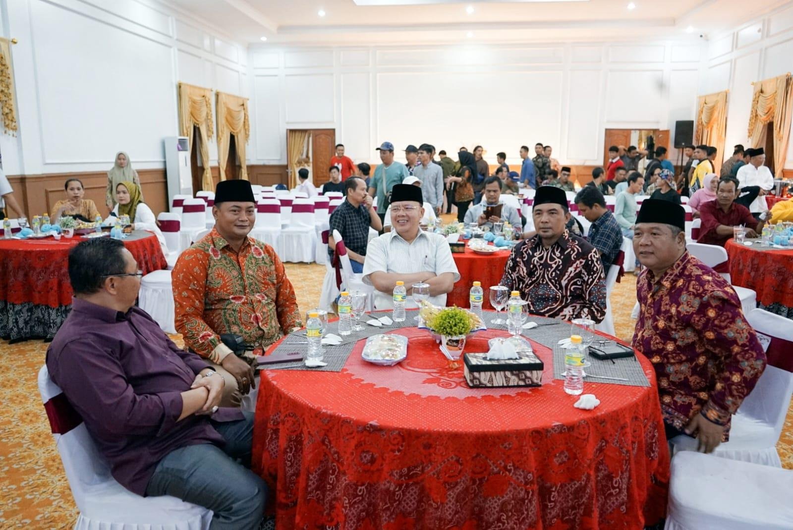 Gubernur Bengkulu Rohidin Mersyah silaturahmi dengan komunitas pencinta batu mulia di Bengkulu, bertempat di Balai Raya Semarak, Bengkulu, 7 September 2024.(Foto-Humas Pemprov Bengkulu)