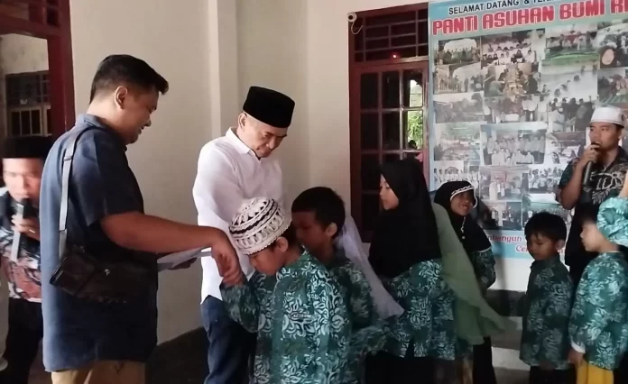Cabup Benteng Rachmat Riyanto Balon Bupati Benteng, Rachmat Riyanto didamping putranya Gilang memberikan bantuan uang tunai dan sembako pada dua panti asuhan di Kota Bengkulu, dan sekaligus minta doa dari anak-anak panti agar diberikan kelancaran dan terpilih jadi bupati Benteng pada pilkada 2024, Minggu 8 September 2024.(Foto-Istimewah)