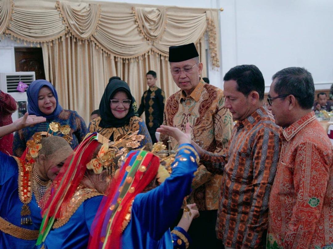 Dirut Umum LPP TVRI, Rika Damayanti didampingi Sekda Bengkulu, Isnan Fajri disambut tari sekapuri saat acara raker TVRI se-Sumatera, di Balai Raya Semarak Bengkulu, Selasa 3 Agustus 2024.(Foto-Humas Pemprov Bengkulu)