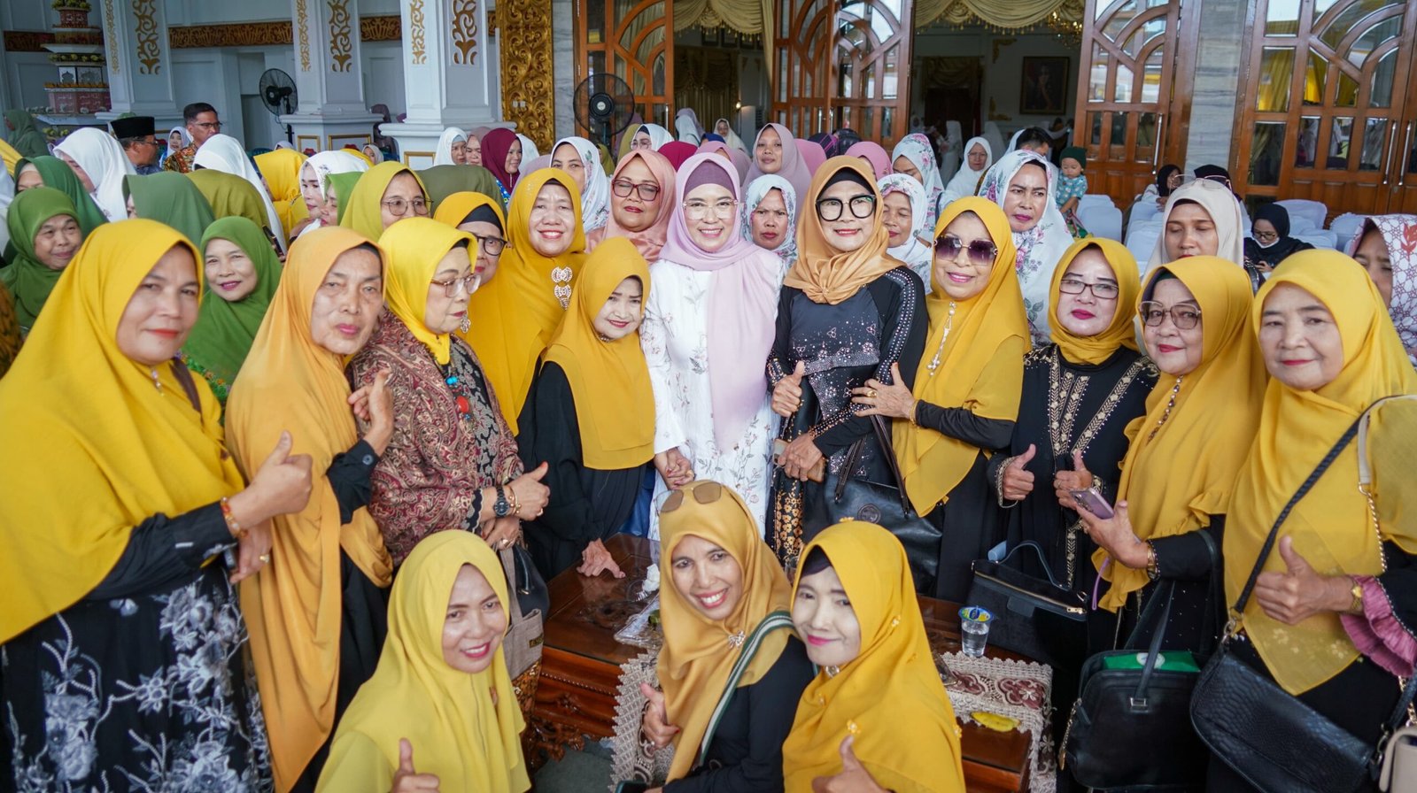 Gubernur Bengkulu foto bersama usai kukuhkan Asosiasi UMKM Bengkulu, Kamis 18 September 2024.(Foto-Humas Pemprov Bengkulu)