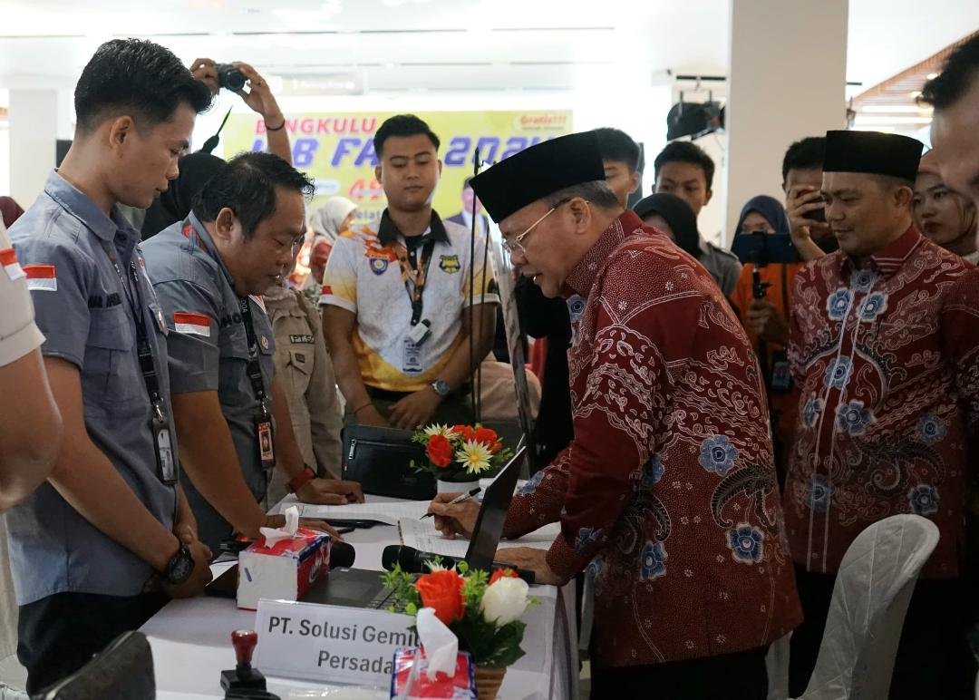 Job Fair 2024 Bengkulu Gubernur Bengkulu Rohidin Mersyah kunjungi salah satu stand pada acara Job Fair Bengkulu 2024 di Bencoolen Indah Mall (BIM), Kamis 12 September 2024.(Foto-Humas Pemprov Bengkulu)