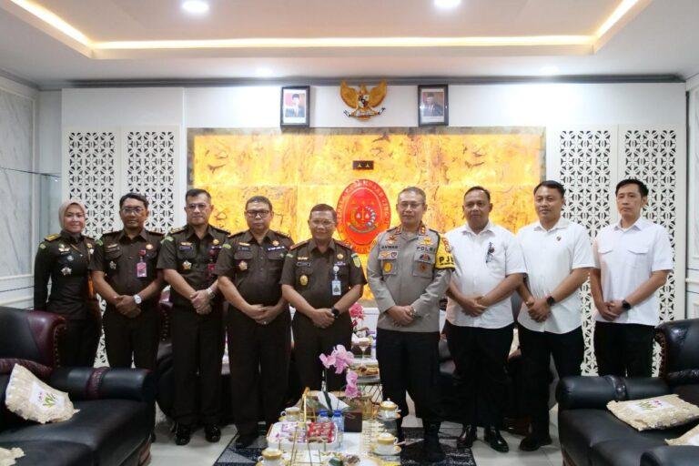 Kapolda Bengkulu, Irjen Pol Anwar sambangi Kepala Kejati Bengkulu, Syarifudin Tagamal dalam upaya sinergi penegakan hukum, Kamis 5 September 2024.(Foto-Khazanah.com)