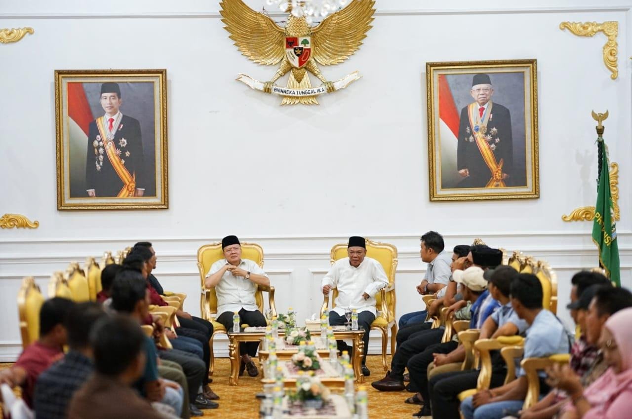 Gubernur Bengkulu Rohidin Mersyah menerima perwakilan masyarakat Pekal terkait dengan penyelesaian HGU PT Agricinal di Balai Raya Semarak Bengkulu, Sabtu 7 Agustus 2024.(Foto-Humas Pemprov Bengkulu)