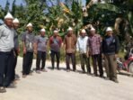 Masyarakat Pulau Enggano saat melihat progres pembangunan jalan Poros...