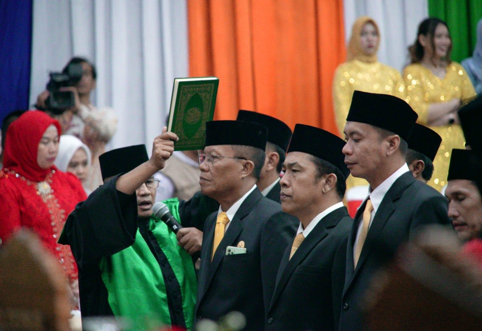 Wakil Ketua Pengadilan Tinggi Bengkulu, Joni mengambil sumpah dan melantik angglota DPRD Provinsi Bengkulu masa bakti 2024-2029, Senin 2 September 2024.(Foto-Humas Pemprov Bengkulu)