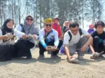 Dosen dan mahasiswa Univeristas Bengkulu (Unib) melepas sejumlah anak tukik ke laut lepas agar dapat berkembang biak, pekan lalu.(Foto-Humas Unib)