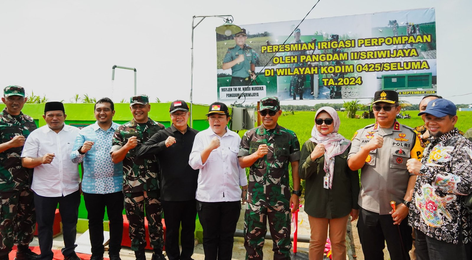 Peresmian irigasi perpompaan oleh Pangdam II di Wilayah Seluma bersama Gubernur Rohidin Pangdam II Sriwijaya, Mayjen TNI Mohammad Naudi Nurdika foto bersama usai meresmikan irigasi perpompaan di Kabupaten Seluma, di Desa Sari Mulyo, Kecamatan Sukaraja, Jumat 6 Agutus 2024.(Foto-Humas Pemprov Bengkulu)