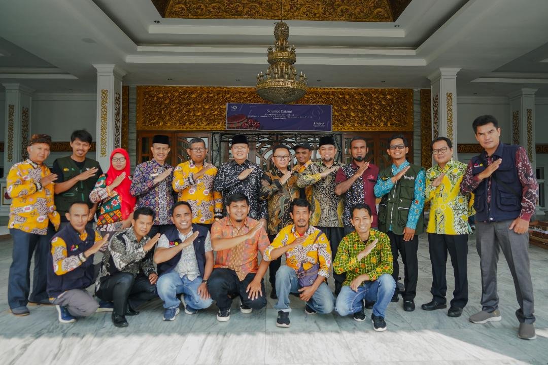 Gubernur Bengkulu Rohidin Mersyah foto bersama para petani milenial di Bengkulu, Kamis 5 September 2024.(Foto-Humas Pemprov Bengkulu)