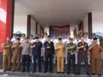 Pj Bypati Benteng Lantik Ukang Kades Pj Bupati Tengah, Heryandi Roni, Asisten I Pemprov Bengkulu, Khairil Anwar dan Sekda Benteng, Rachmat Riyanto foto bersama usai melantik ulang ratusan kades dan anggota BPBD terkait perpanjangan jabatan, Senin 2 September 2024.(Foto-Teropung Publik.co.id)