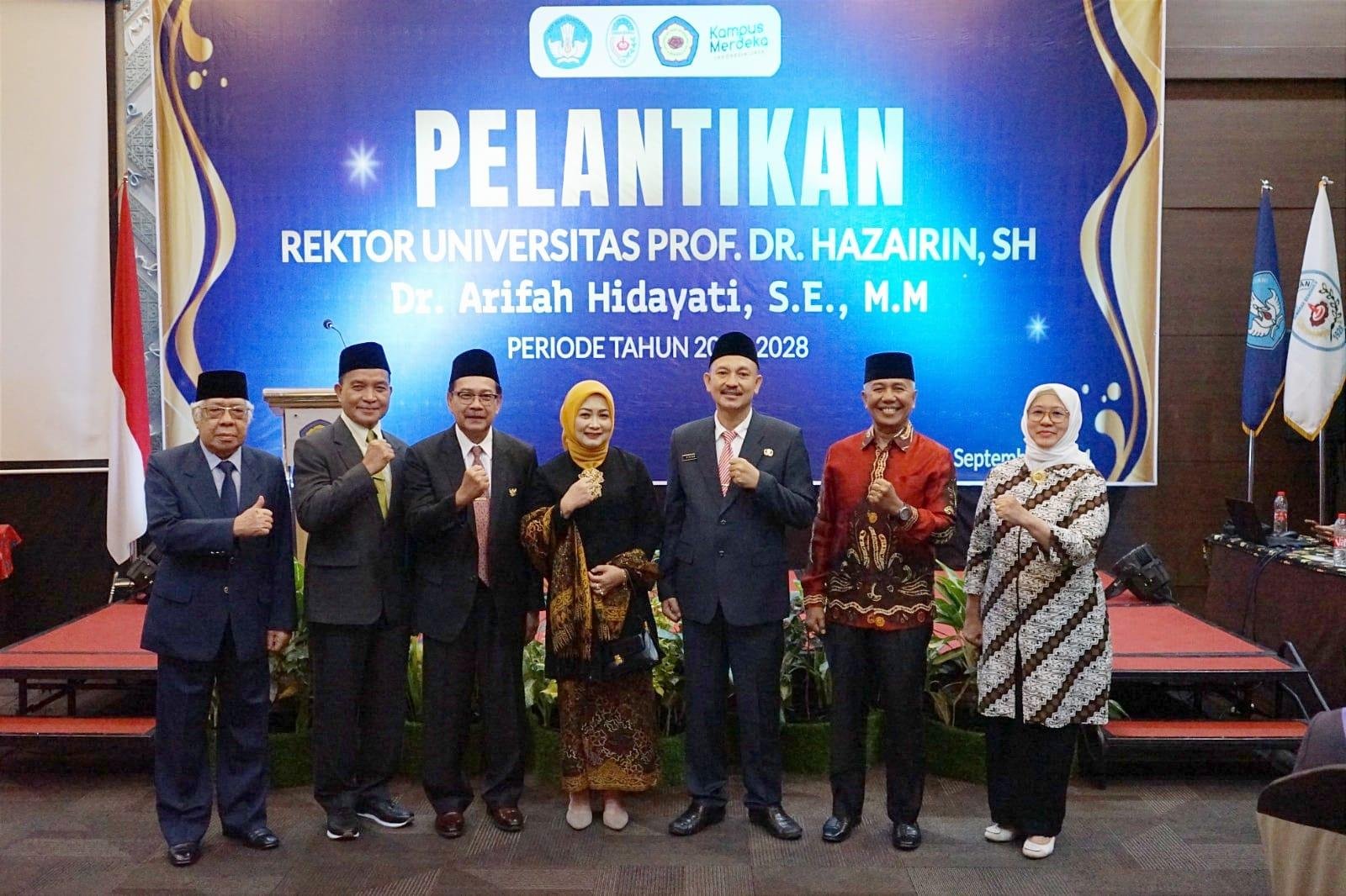 Rektor Unihaz Baru Rektor Unihaz baru, Arifah Hidayati foto bersama usai dilantik menjadi orang pertama di universitas tersebut, Rabu 4 September 2024.(Foto-Humas Pemprov Bengkulu)
