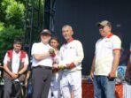 Reward Atlet Porwanas Bengkulu Gubernur Bengkulu Rohidin Mersyah menyerahkan reward kepada 4 orang atlet Porwanas PWI Bengkulu yang meraih medali di Porwanas Banjarmasin, Kalimantan Selatan baru-baru ini, Minggu 8 Agustus 2024.(Foto-Humas Pemprov Bengkulu)