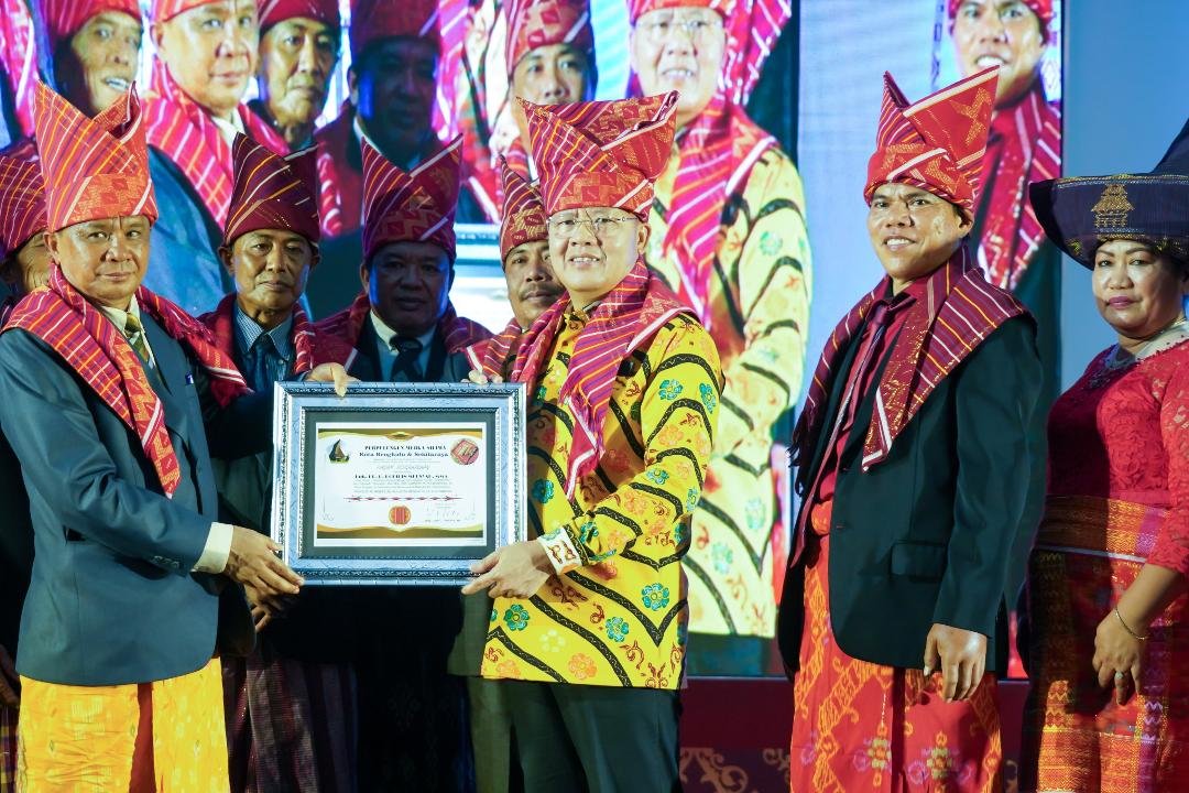 Rohidin Gelar Marga Sembiring Gubernur Bengkulu, Rohidin Mersyah menerima gelar hormatan marga Sembiring sebagai tanda didikasi pelestarian budaya, Senin 2 September 2024.(Foto-Humas Pemprov Bengkulu)