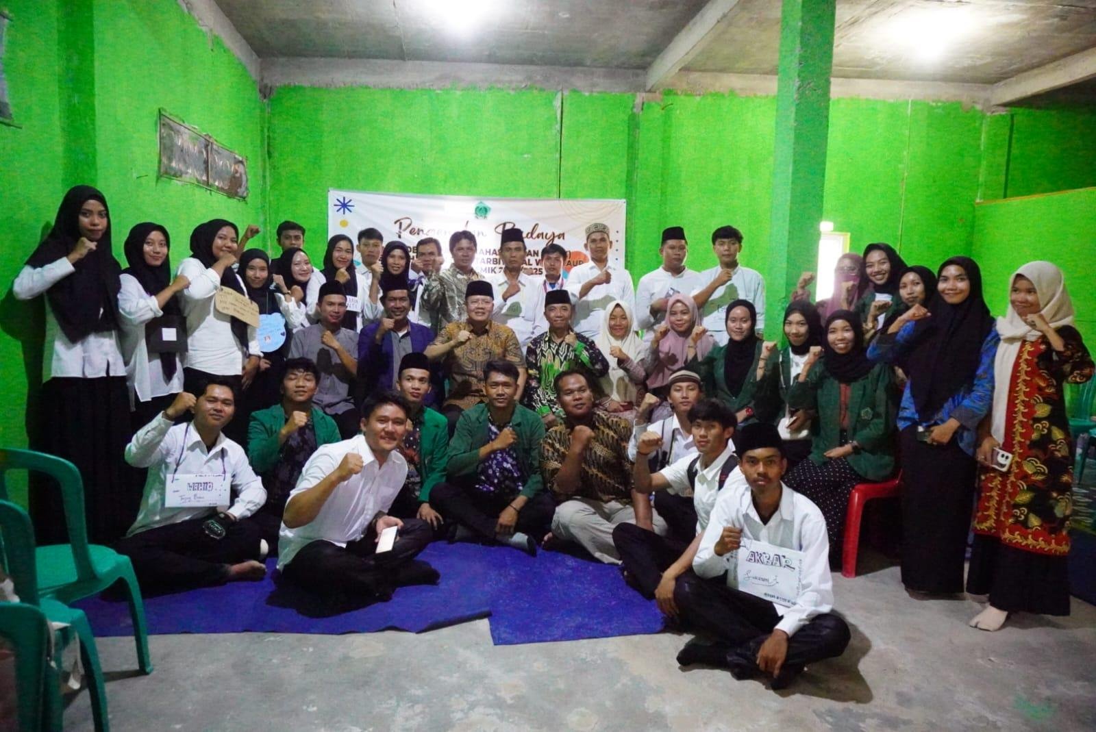Gubernur Bengkulu Rohidin Mersyah foto bersama siswa ketika menyambangi STIT Al Wasi, Kaur Bengkulu, Sabtu 31 Agustus 2024.(Foto-Humas Pemprov Bengkulu)