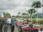 Gubernur Bengkulu Rohidin Mersyah menyerahkan bantuan traktor tangan kepada kelompok tani di Kabupaten Kepahiang dan Rejang Lebong, Rabu 11 Sepetember 2024.(Foto-Humas Pemprov Bengkulu)