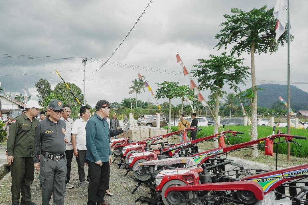 Traktor tangan Gubernur Bengkulu Rohidin Mersyah menyerahkan bantuan traktor tangan kepada kelompok tani di Kabupaten Kepahiang dan Rejang Lebong, Rabu 11 Sepetember 2024.(Foto-Humas Pemprov Bengkulu)