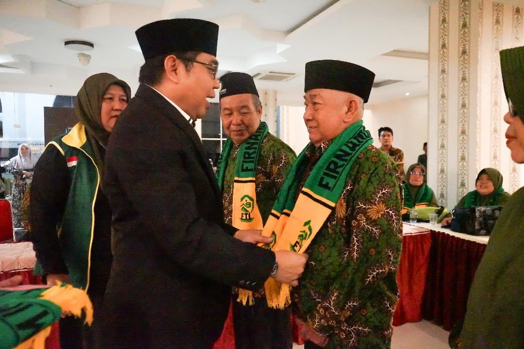 Asisten I Pemprov Bengkulu, Khairil Anwar melepas keberangkatan 53 jemaah umrah di Asrama Haji Bengkulu, Senin 2 September 2024.(Foto-Humas Pemprov Bengkulu)