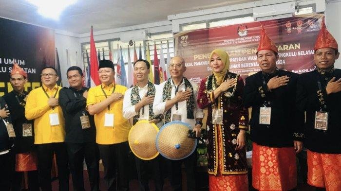 paslon gusnan-ii sumirat Paslon Bupati dan Wakil Bupati Bengkulu Selatan, Gusnan Mulyadi-Ii Sumirat didampingi Ketua DPD Golkar Provinsi Bengkulu, Rohidin Mersyah saat mendaftar di KPU setempat sebagai peserta pilkada 2024, Kamis 29 Agustus 2024.(Foto-Tribun Bengkulu.com)