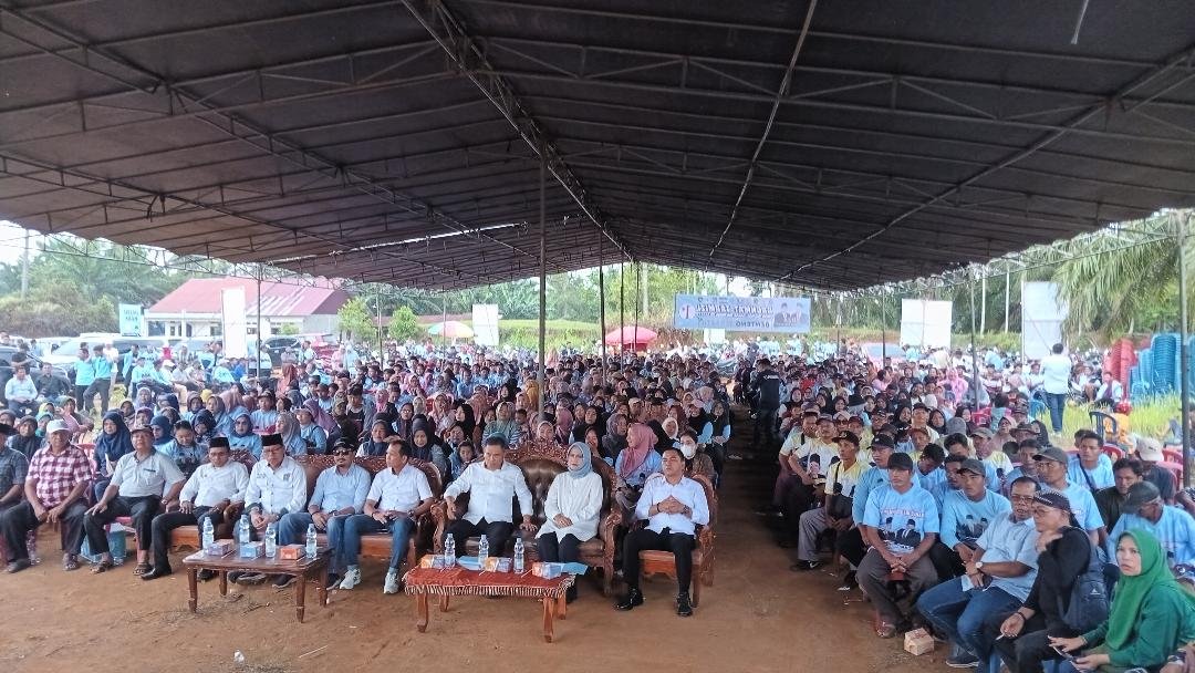 Ribuan masyarakat Kecamatan Pondok Kelapa, Bengkulu Tengah menghadiri kampanye tatap muka perdana palson Bupati-Wakil Bupati, Rachmat Riyanto-Tarmizi, Selasa 1 Oktotober 2024.(Foto Harapanbaru-Usmin)