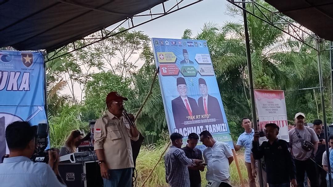 103 Ketua Tim pemenangan paslon bupati dan wakil bupati Benteng, Asyad Hamzah saat orasi politik pada kampanye tatap muka perdana pasangan Rachmat Riyanto-Tarmizi di Desa Pondok Kelapa, Kecamatan Pondok Kelapa, Selasa 1 Oktober 2024 sore.(Foto Harapanbaru-Usmin)