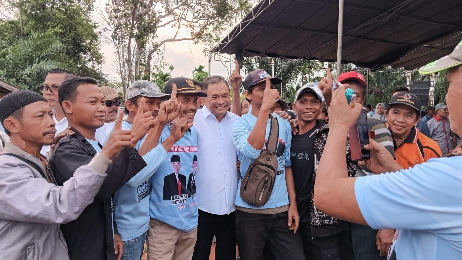 Rachmat Riiyanto Calon Bupati Benteng, Rachmat Riyanto dikerumumi pendukungnya usai melakukan kampanye terbuka di Kecamatan Pondok Kubang dihadiri ratusan simpatisan, pendukung dan tim pemenangan, Rabu 2 Oktober 2024.(Foto Harapanbaru-Usmin)